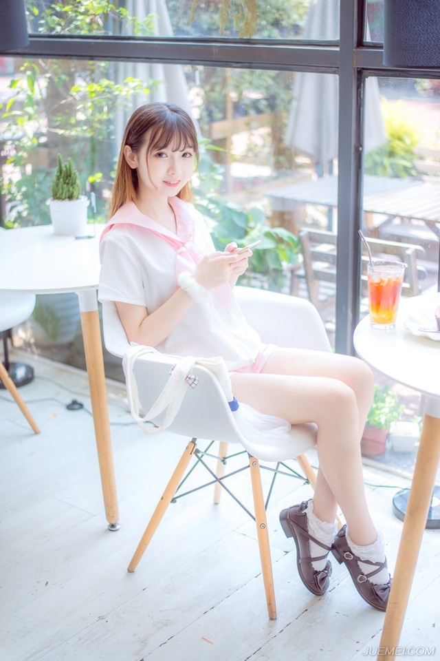 “好像蝉儿姐姐这些年也没变过，反倒是我们都快老了，你说是不是夫君偏心，传了蝉儿姐姐什么不传之秘？”小乔好奇道。